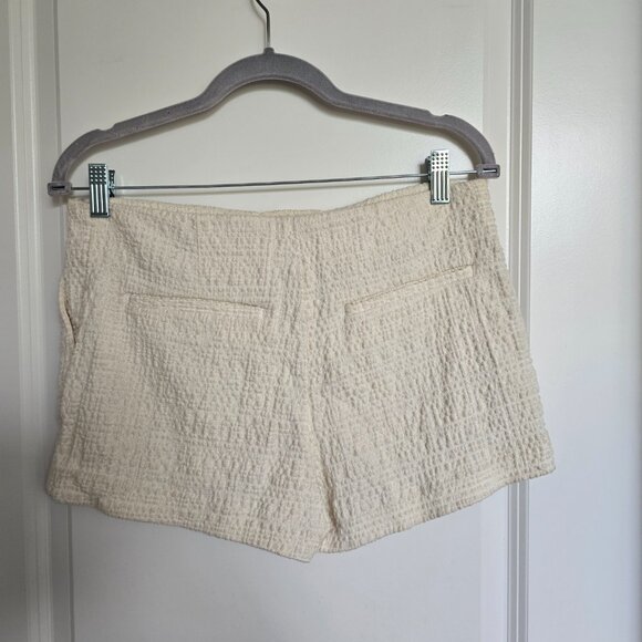 H&M Cream pleated textured Shorts - Picture 2 of 3